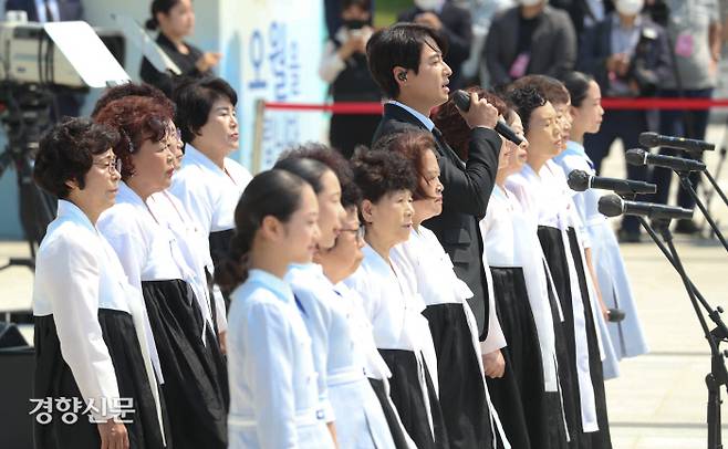 제42주년 5·18 민주화운동 기념식이 열린 18일 오전 광주 북구 운정동 국립 5·18민주묘지 에서 기념공연이 펼쳐지고 있다.성동훈 기자
