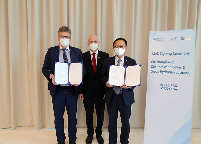 Posco Energy President Chung Ki-sup (right), CIP Managing Partner Jakob Baruel Poulsen (left) and Danish Ambassador to Korea Einar Hebogard Jensen pose for a photo after a signing ceremony at Posco headquarters in Seoul on Tuesday. (Posco Energy)