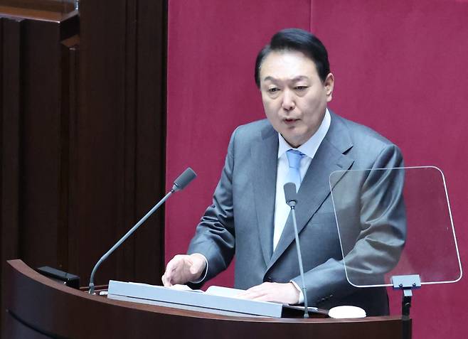 South Korean President Yoon Suk-yeol delivers his administrative policy speech at the National Assembly in Seoul on Monday. (Yonhap)