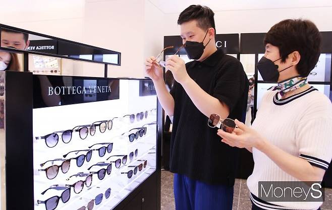 광주신세계는 본관 1층 행사장에서 여름철 외출 필수품인 선글라스를 한자리에 모은 '유명 선글라스 팝업스토어'를 오는 29일까지 진행한다/사진=광주신세계 제공.