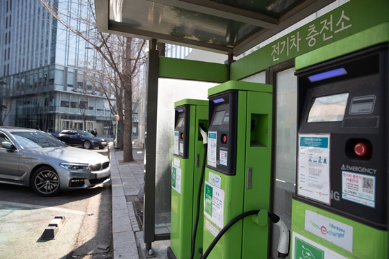 서울 시내의 한 공영주차장에 설치된 전기차 충전기의 모습. /사진=뉴스1