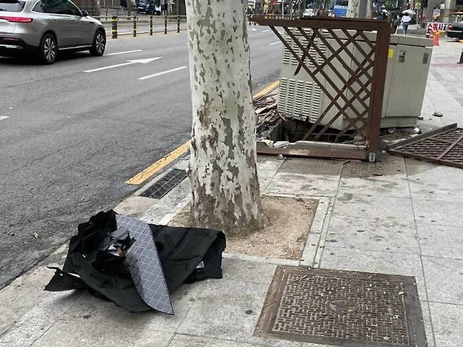 배우 김새론이 차량 사고를 낸 것으로 추정되는 현장 사진. (사진=온라인 커뮤니티 캡쳐)