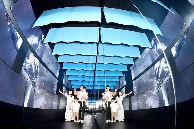 17일, 롯데월드타워 전망대 서울스카이에서 가족들이 오감을 자극하는 거대한 고래와 함께 심해를 거니는 듯한 ‘미디어터널’ <나는 고래>를 관람하고 있다.