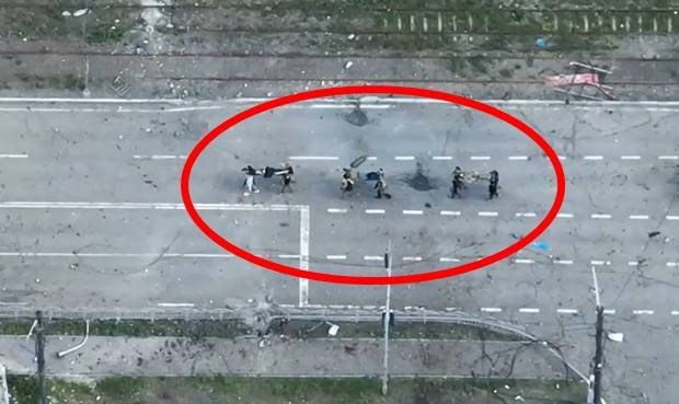 우크라이나군의 전투 종료 선언은 16일 아조우스탈 제철소에서 항전하던 우크라이나군이 러시아군 통제 지역으로 이송된 뒤 나왔다. 제철소를 빠져나온 중상자 51명 등 장병 265명은 친러 정부 도네츠크인민공화국의 의료 시설로 이송됐다. 현장에서는 우크라이나 부상병들이 들것에 실린 채 줄지어 이동하는 모습이 포착됐다.