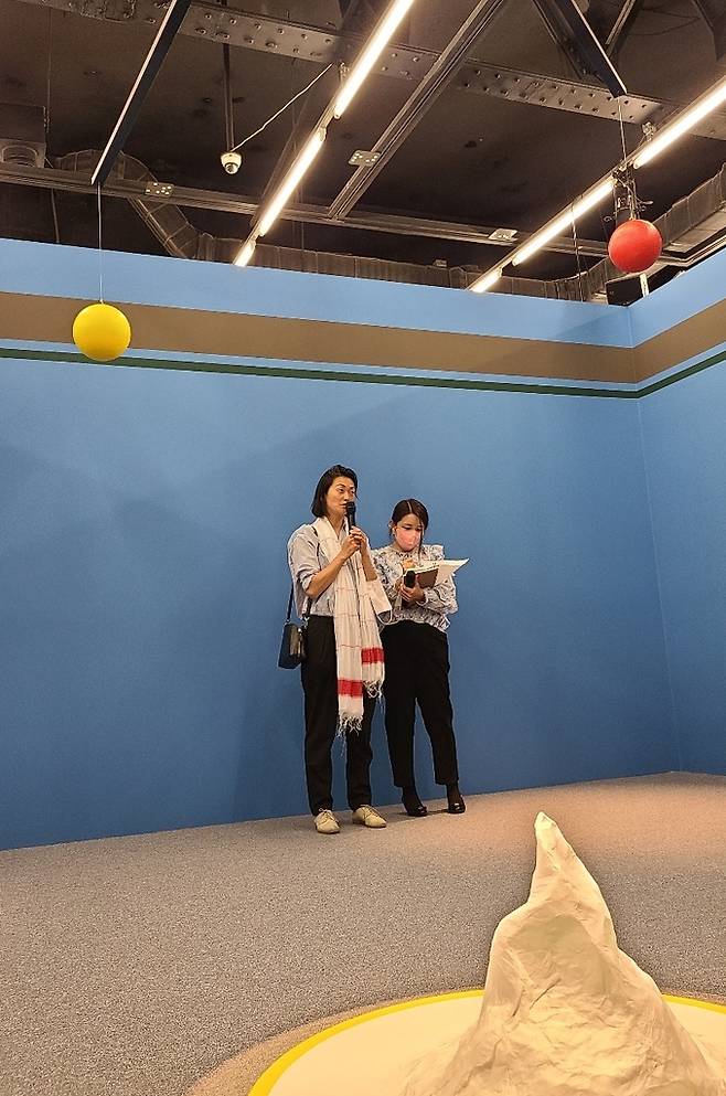(서울=연합뉴스) 김준억 기자 = 장세진 작가(왼쪽)가 18일 아르코미술관에서 열린 간담회에서 작품을 설명하고 있다. 2022. 5.18.