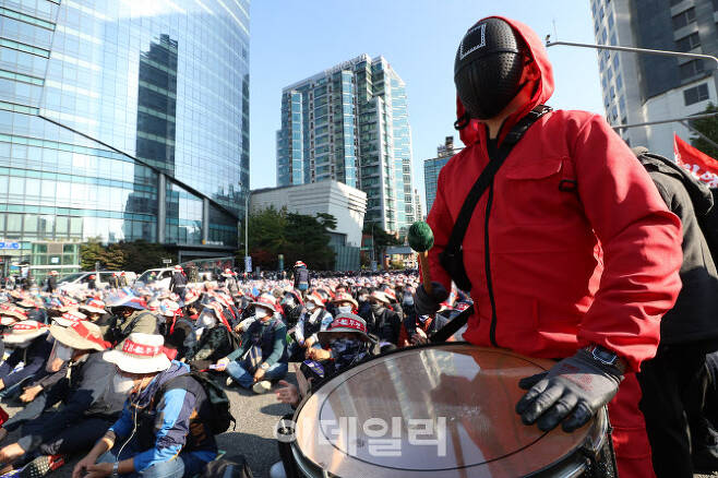 10·20 민주노총 총파업에 참가한 조합원들이 2021년 10월 20일 서울 서대문역 인근에 기습 집결해 도로를 점거한 채 집회를 하고 있다.(사진=이영훈 기자)