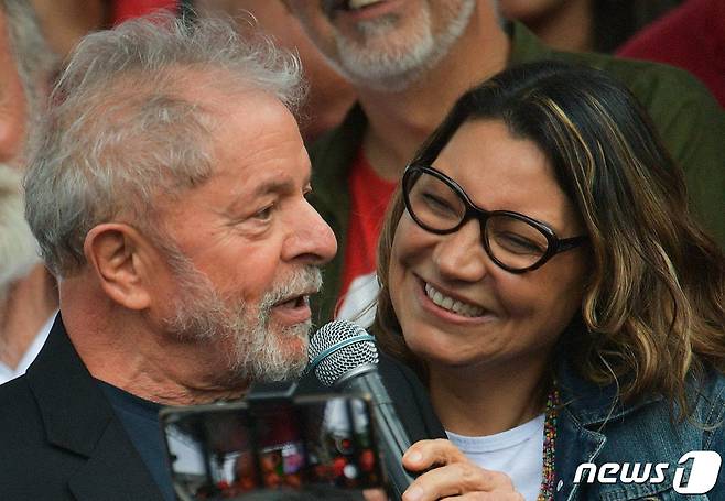 룰라 전 브라질 대통령(76)과 그의 약혼녀 겸 동료인 사회학자 로잔젤라 다 시우바(55)는 상파울루에서 열린 18일(현지시간) 저녁 행사에서 결혼식을 올릴 예정이다. © AFP=뉴스1 © News1 이서영 기자