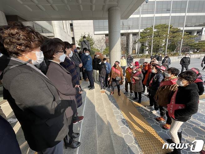 7일 충북 충주시의회 시의원들과 라이트월드 상인들이 상가 철거 문제로 대화하고 있다.2021.12.7/© 뉴스1