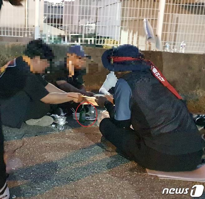 지난해 9월23일 충북 청주시 SPC삼립 청주공장 일원에서 열린 민주노총 전국공공운수노동조합 화물연대본부 집회 현장에서 일부 노조원이 식사와 함께 음주를 하고 있다. 당시 방역당국은 집회 장소 일원에 집합금지 행정명령을 내렸었다. /© 뉴스1 조준영 기자