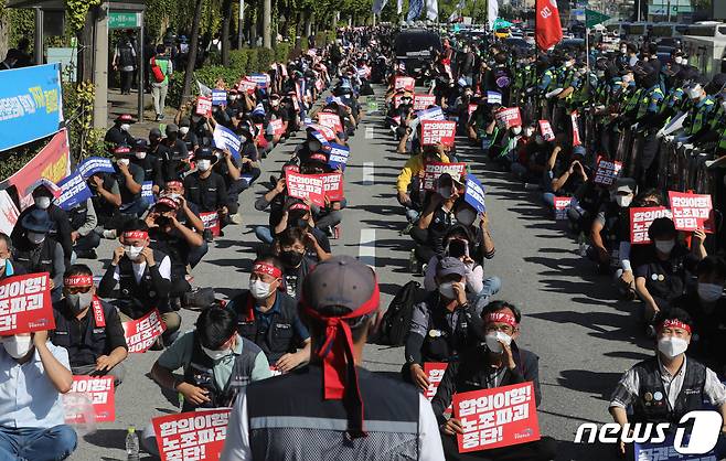 지난해 9월 30일 충북 청주시 흥덕구 SPC삼립 청주공장 앞에서 민주노총 공공운수노조가 결의대회를 열고 있다. 이날 집회에는 경찰 추산 1000여명이 참석했다. 2021.9.30/뉴스1 © News1 김용빈 기자