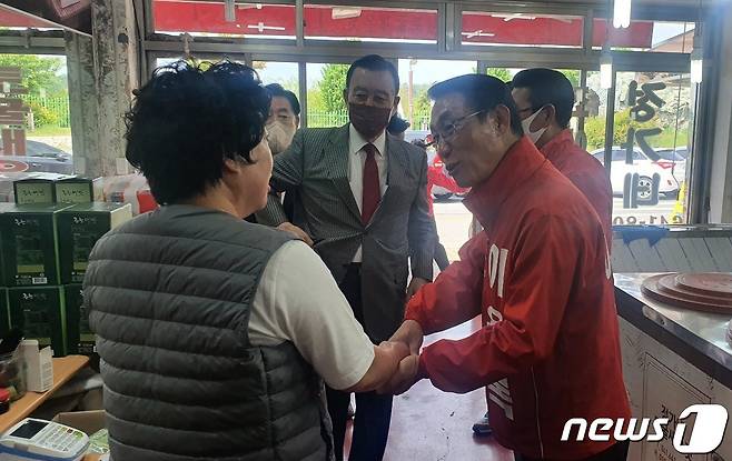 국민의힘 이용록 홍성군수 후보가 유권자를 만나 지지를 호소하고 있다.(후보 캠프 제공)© 뉴스1