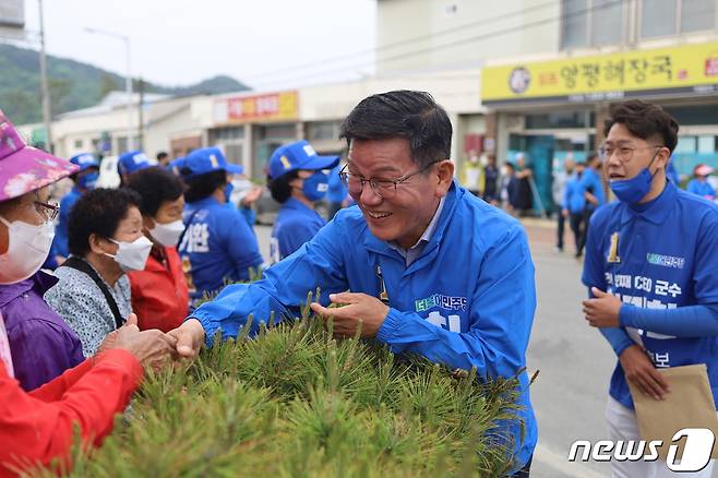 19일 최기환 전북 순창군수 후보(더불어민주당)가 고향인 구림면에서 첫 유세를 하고 있다.(최기환 후보 캠프 제공)2022.5.19/© 뉴스1