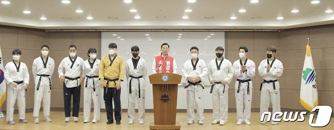 원강수 국민의힘 강원 원주시장 후보가 19일 원주시청 다목적홀에서 기자회견을 열고 '태권도 전용경기장 건립'과 '장애인 태권도 실업팀 창단'을 공약한 가운데, 원 후보가 태권도 수련자들과 기념사진을 촬영하고 있다. (원강수 국민의힘 원주시장 후보 선거사무소 제공) 2022.5.19/뉴스1 신관호 기자.