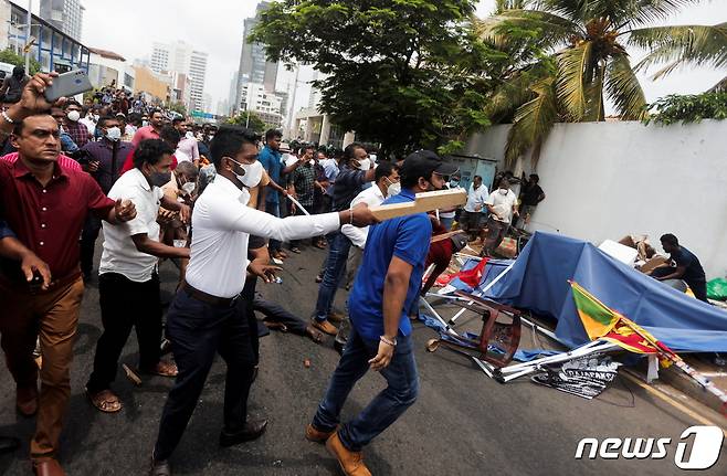 스리랑카 여당 지지자들이 지난 9일 콜롬보에서 반정부 시위대의 텐트를 공격한 모습.  2022. 5. 10. © 로이터=뉴스1 © News1 최서윤 기자