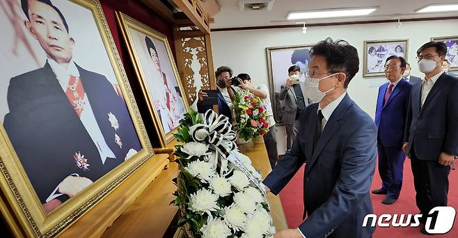 지방선거 공식선거운동 첫날인 19일 이철우 국민의힘 경북지사 후보가 김장호 구미시장 후보, 김영식 의원, 김관용 전 경북지사 등과 함께 구미 박정희 생가를 찾아 박 전 대통령 부부 영전에 헌화한 후 예를 올리고 있다. 2022.5.19/뉴스1 © News1 정우용 기자