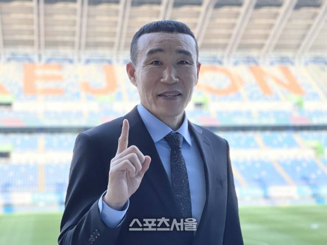 최은성이 17일 대전월드컵경기장을 찾아 본지와 인터뷰한 후 포즈를 취하고 있다.대전 | 정다워기자