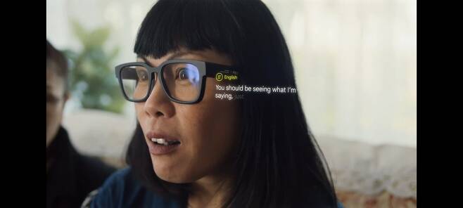 지난 11일 열린 구글 개발자 행사 영상의 한 장면. 한 여성이 구글의 AR 스마트 글래스를 끼고, 상대방과 대화하고 있다. /구글 I/O 2022 동영상 캡처