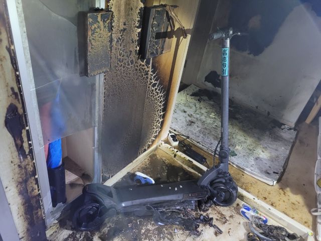 지난 4일 부산의 한 아파트에서 전동킥보드의 리튬이온배터리가 폭발해 30대 여성 1명이 화상을 입었다. 사진은 화재 현장./부산소방본부 제공