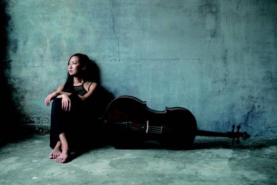 지박은 클래식 음악을 전공한 후 보스턴 뉴잉글랜드 음악원 석사과정에서 현대음악을, 홍익대학교 석사과정에서 영상디자인을 전공했다. 2014년 '9000Km+' 음반으로 데뷔 후 여러 음반을 발매했다. '지박컨템포러리 시리즈'를 통해 다원예술작품을 꾸준히 선보이고 있다.