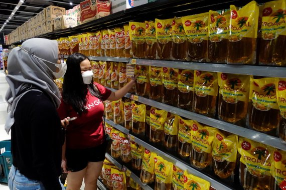 인도네시아 자카르타 슈퍼마켓에서 소비자가 팜오일로 만든 식용유를 고르고 있다. 2022. 3. 27. © 로이터=뉴스1 © News1 최서윤 기자 /사진=뉴스1