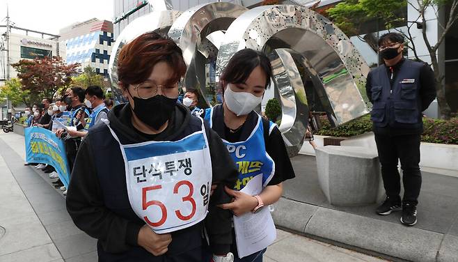 부당노동행위 사과 등을 요구하며 지난 3월28일부터 53일째 서울 양재동 에스피씨 본사 앞에서 단식농성을 한 임종린 민주노총 전국화학식품섬유산업노조 파리바게뜨지회장이 19일 오전 단식중단 기자회견을 한 뒤 농성천막으로 돌아가고 있다. 김정효 기자 hyopd@hani.co.kr