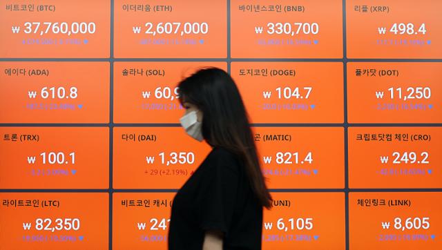 12일 서울 서초구 빗썸 고객센터 전광판에 가상화폐 시세가 실시간으로 표시되고 있다. 연합뉴스