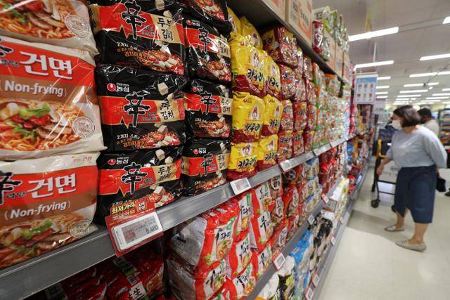 18일 서울시내 한 대형마트에서 시민들이 라면을 구입하고 있다. 뉴스1