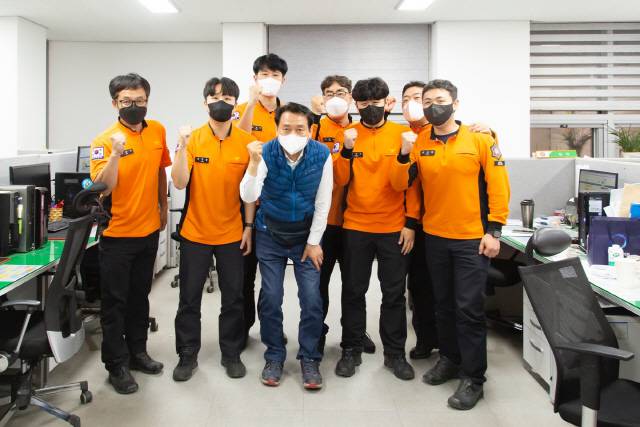 ▲ 더불어민주당 이광재 강원도지사 후보는 공식선거운동 첫 날인 19일 원주소방서를 찾아 소방공무원들을 격려하는고 지지를 호소했다.