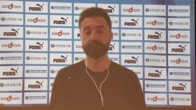 세자르 감독이 지난달 열린 국가대표 유니폼 협약식에서 온라인 인터뷰를 진행하고 있다.