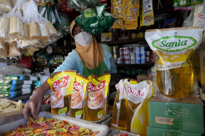 인도네시아 자카르타의 한 시장에서 4월17일 팜유 제품이 판매되고 있다. AP연합뉴스
