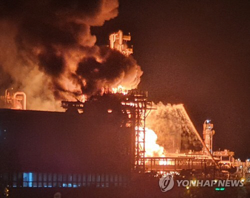 울산 온산공단 에쓰오일에서 19일 폭발사고가 발생해 공장 건물이 화염에 휩싸여 있다.|연합뉴스