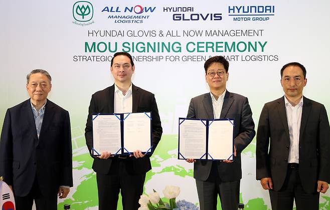 From left: CP Group Vice Chairman Korsak Chairasmisak, All Now CEO Tarin Thaniyavarn, Hyundai Glovis CEO Kim Jung-hoon, Hyundai Glovis Vice President and Head of Future Business Center Park Man-soo pose for a photo after signing an agreement on business cooperation. (Hyundai Glovis)