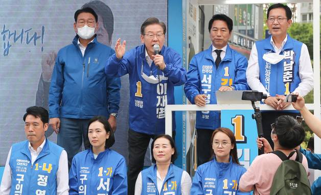 이재명 더불어민주당 총괄선거대책위원장이 6·1 지방선거 공식 선거운동 첫날인 19일 인천 서구 정서진중앙시장에서 박남춘 인천시장 후보(오른쪽)와 함께 시민들에게 지지를 호소하고 있다./사진=뉴스1