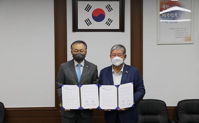 대전상공회의소가 19일 오전 한국항공우주연구원과 지역 기업 항공우주 기술 수준 향상을 위한 업무협약을 체결했다.(사진=대전상공회의소 제공) *재판매 및 DB 금지