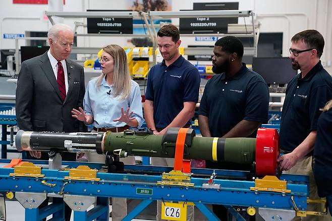 조 바이든 미국 대통령(맨 왼쪽)이 5월3일 대전차미사일 재블린 생산 공장을 방문했다.ⓒAP Photo