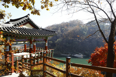 고석정을 한 눈에 볼 수 있는 정자. 사진|한국관광공사.