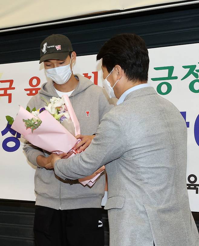 카타르 도하 다이아몬드리그 개막전에서 우승한 우상혁 선수가 19일 인천국제공항으로 귀국하며 꽃다발을 받고 있다. (영종도=연합뉴스) 