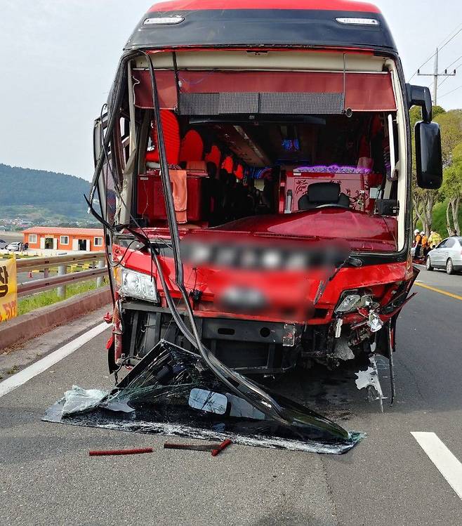 경남 남해에서 승용차와 유치원생을 태운 관광버스가 충돌해 5명의 사상자가 발생했다. /경남경찰청