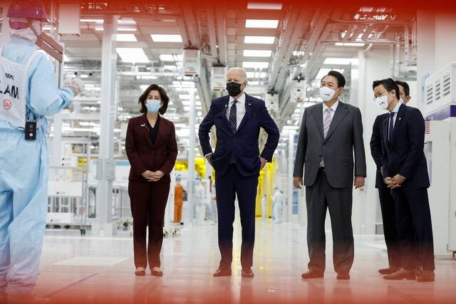 윤석열 대통령과 방한한 조 바이든 미국 대통령이 20일 경기도 평택의 삼성전자 반도체 공장(삼성전자 평택 캠퍼스)를 둘러보고 있다. 평택/로이터 연합뉴스