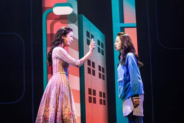 뮤지컬 '차미'에서 차미호(오른쪽·이아진 분)는 자신이 만들어낸 '가상의 나'인 차미(정우연 분)를 현실에서 만나게 된다. 페이지원 제공