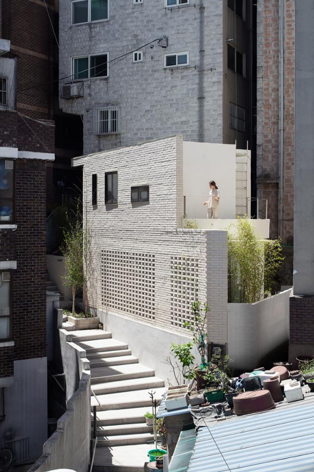 서울 중구의 단독주택 '이치하우스'는 15평의 작은 2층집이다. 영어로 'itch'는 내면에 근질거리는 욕구, 한자로 '二致'는 서로 다른 둘이 합치되는 것을 일컫는다. 공간 작업에 대한 부부의 열망과 서로 다른 두 사람이 만나 하나의 뜻을 이뤄 나가겠다는 의미를 담았다. 김재윤 건축사진작가 제공