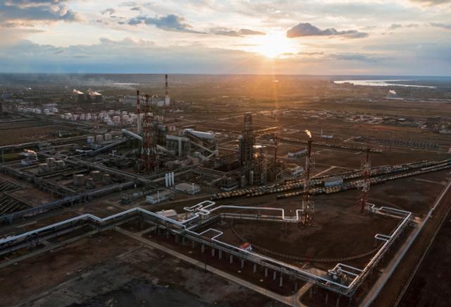 러시아 주요 원유 생산기지 중 한 곳인 볼고그라드 루코일사의 전경. 볼고그라드=로이터 연합뉴스 자료사진