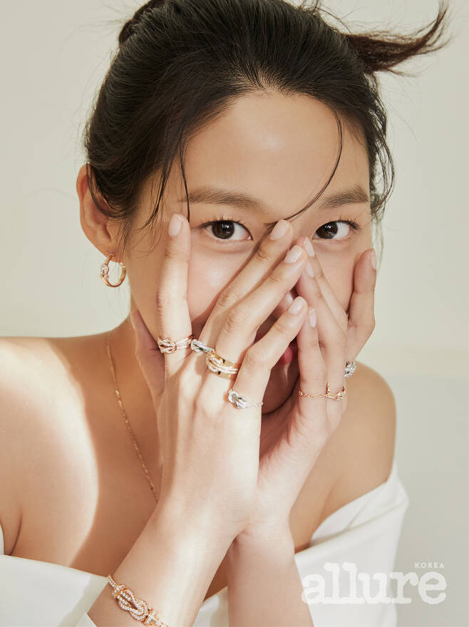 Kim Seolhyun has covered the June issue of Allure Korea, a fashion lifestyle magazine.In this pictorial, which was conducted under the concept of JOY, Seolhyun is emitting a maritime charm of early summer with his unique freshness.In particular, Kim Seolhyun, who was combined with Freds jewelery, expressed both elegance and neatness with professional pose and expression, and received praise from the field staff.Kim Seolhyun, who is a singer and actor, has been actively performing in TVN drama High Seas shopping list and entertainment How the President 2.In the High Seas shopping list, it is a completely different character from what has been shown. In How the President 2, it attracts the attention of the public with a friendly charm.Also, Kim Seolhyun is preparing for his next film, I do not want to do anything.I think Ive got a roots to be an actor, shooting a High Seas shopping list. Should I say the scene is comfortable?I feel comfortable, and there are many other reactions that I have prepared, and I feel and come out.I think it is the stage where such things start to be seen. I like the eight-part story from the viewers point of view, but Im sorry to take it, because Ive been shooting so hard and its over in a month, and Ive been shooting for six months and its over in a month!It feels like it ends as soon as it starts, but the rapid development was so good, and the characters were so colorful. iMBC  Photos Aloure