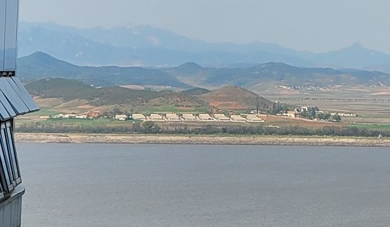 지난 3일 오후 인천 강화 평화전망대에서 바라본 북한 황해북도 개풍군 모습. 맞은 편에 보이는 하얀 건물들은 리모델링한 농가로 코로나19 이전에 공사가 끝났다.  강주안 기자