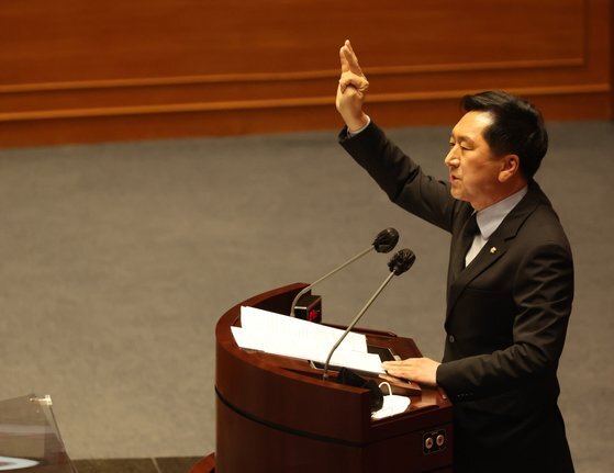 국민의힘 김기현 의원이 20일 국회 본회의에서 자신의 징계안에 대한 변명 발언을 하고 있다. 김성룡 기자