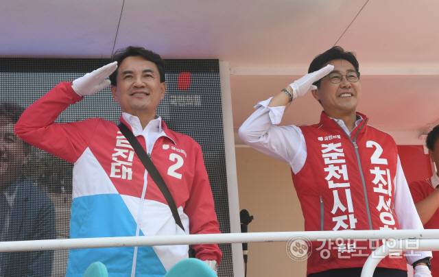 ▲ 제8회 전국동시지방선거 선거운동 개시일인 19일 국민의힘 김진태 강원도지사후보가 춘천 중앙로타리에서 시민들에게 거수경례를 하고 있다. 김정호