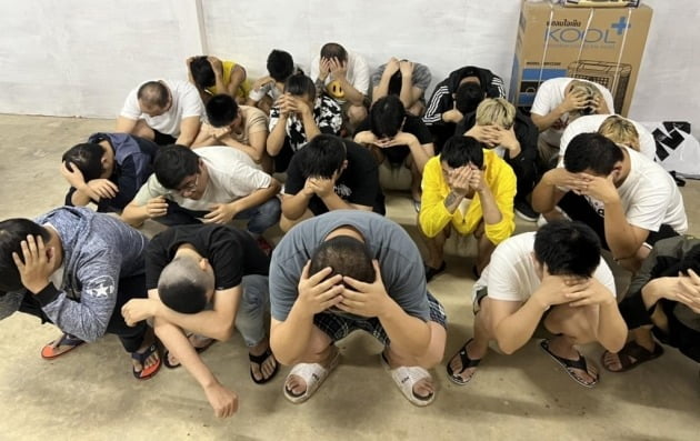 경찰에 체포된 중국인 20명이 포함된 '로맨스 스캠' 사기단. /사진=연합뉴스