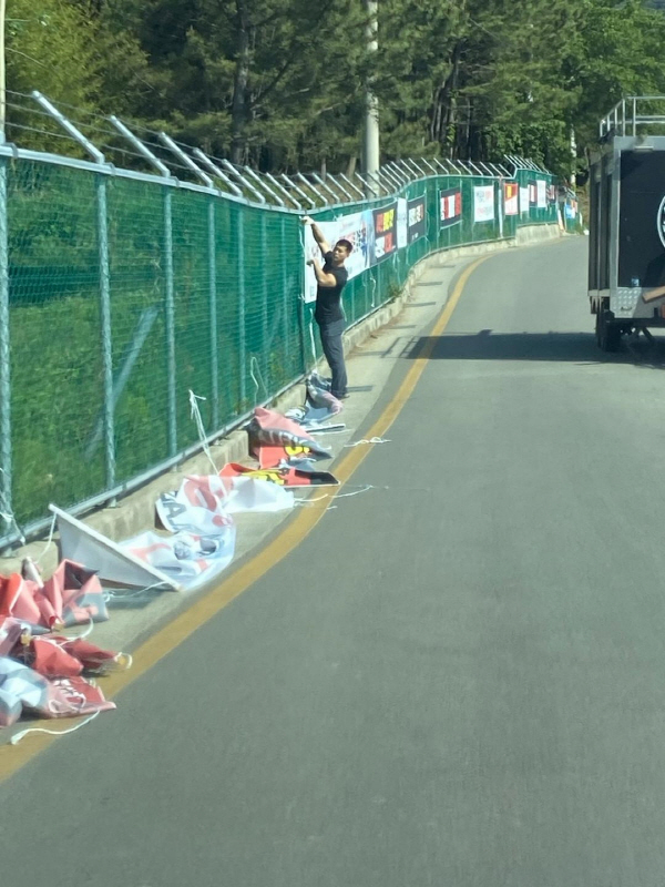 양산 평산마을 앞 도로의 시위대 현수막 철거 모습.