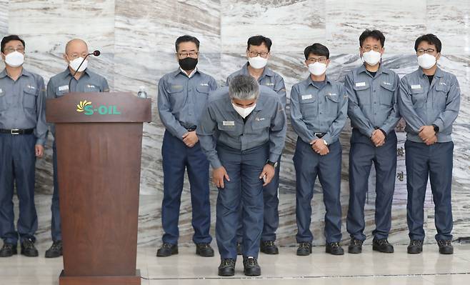 S-Oil CEO Hussain A. Al-Qahtani bows his head in apology during a press conference held in Ulsan, Friday. (Yonhap)