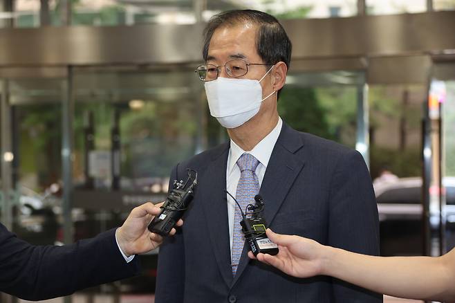 Prime Minister Han Duck-soo speaks with the press ahead of a confirmation hearing at the National Assembly in central Seoul, Friday. (Yonhap)